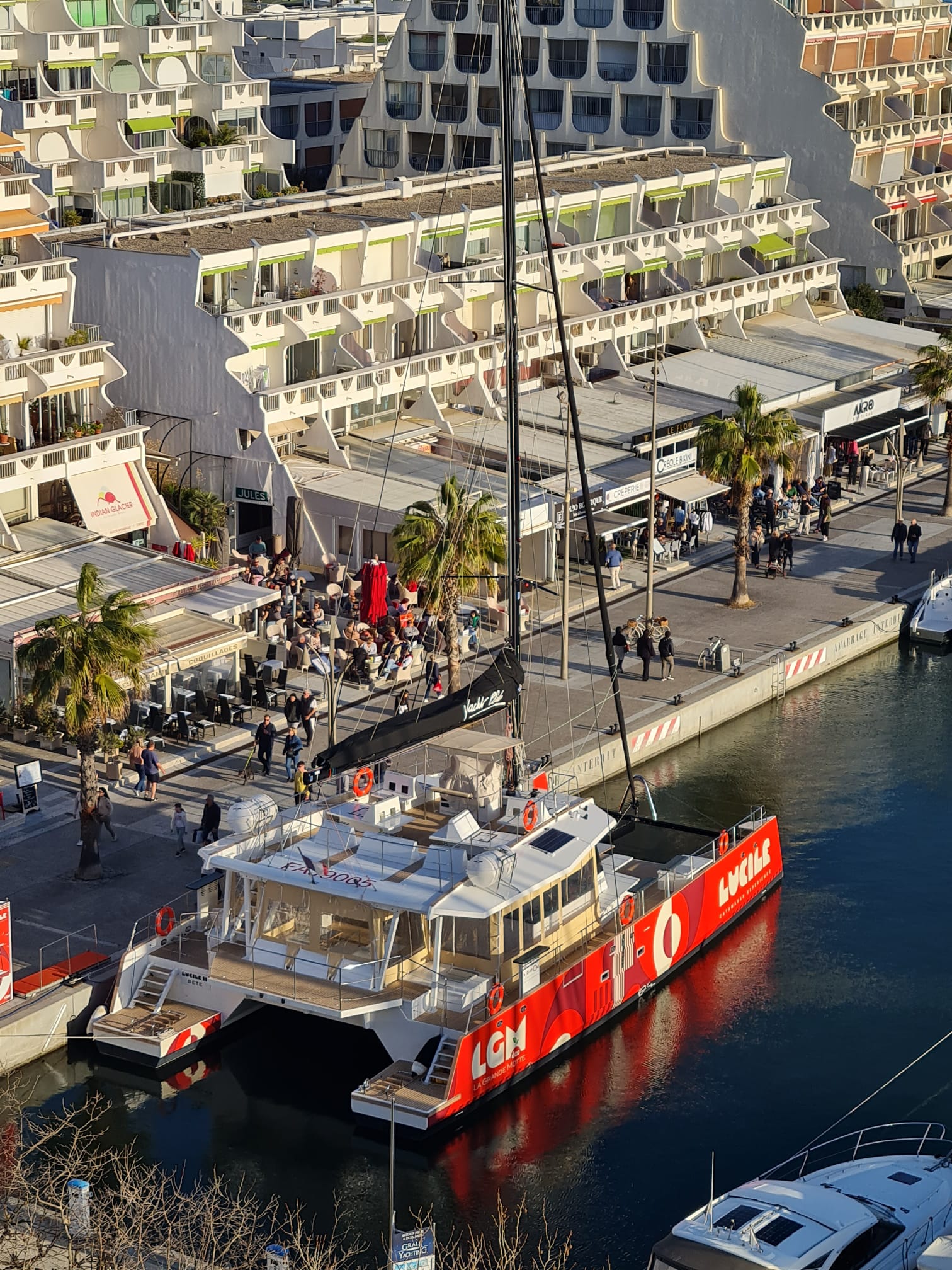 Front de mer animé près de Montpellier