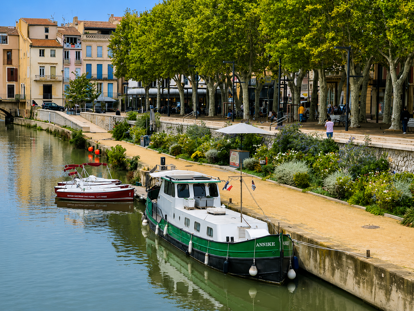 Péniche amarrée le long du canal de la Robine à Narbonne